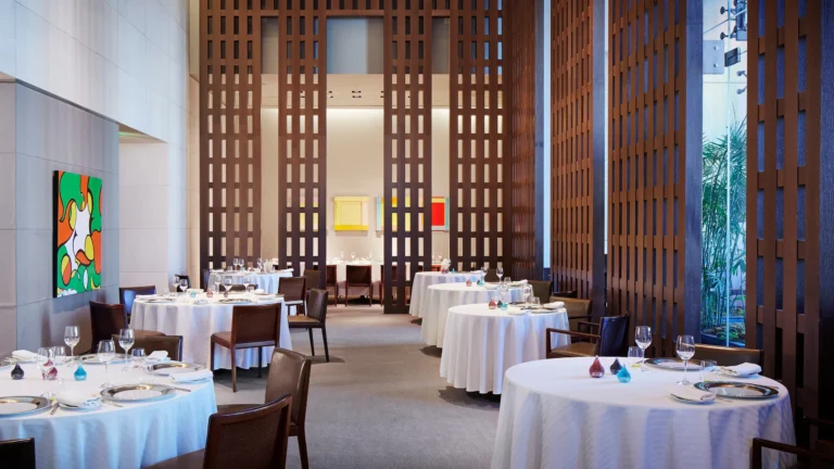 Restaurant-Guy-Savoy_Courtesy-Caesars-palace_2018_Restaurant-Guy-Savoy-Dining-Room