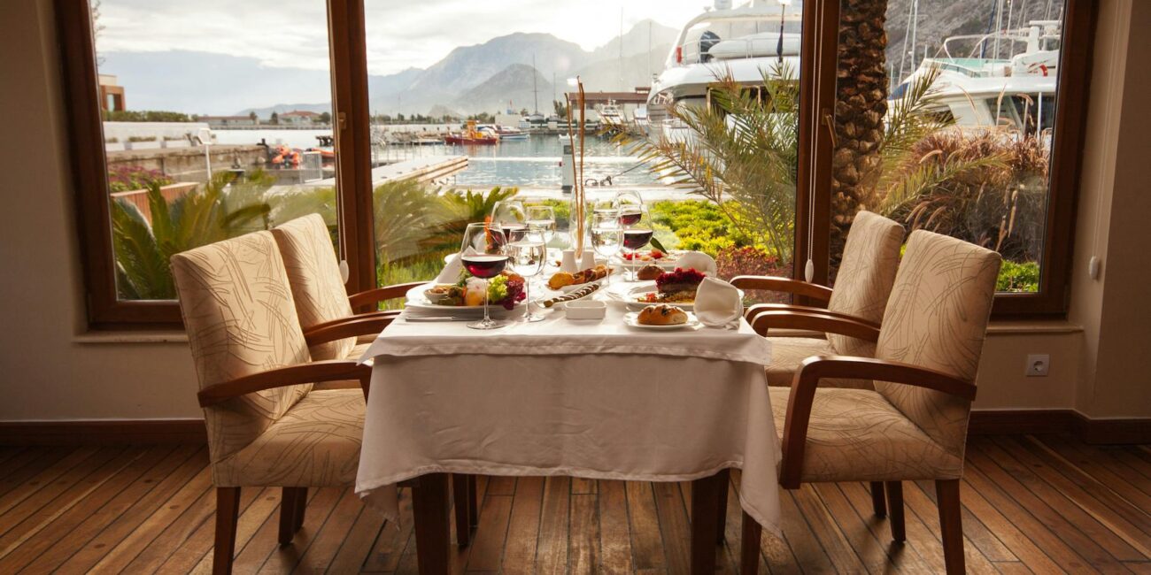 I used to wait tables at an upscale restaurant. Here are 7 subtle clues that instantly told me who had serious money