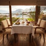 I used to wait tables at an upscale restaurant. Here are 7 subtle clues that instantly told me who had serious money