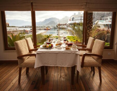 I used to wait tables at an upscale restaurant. Here are 7 subtle clues that instantly told me who had serious money