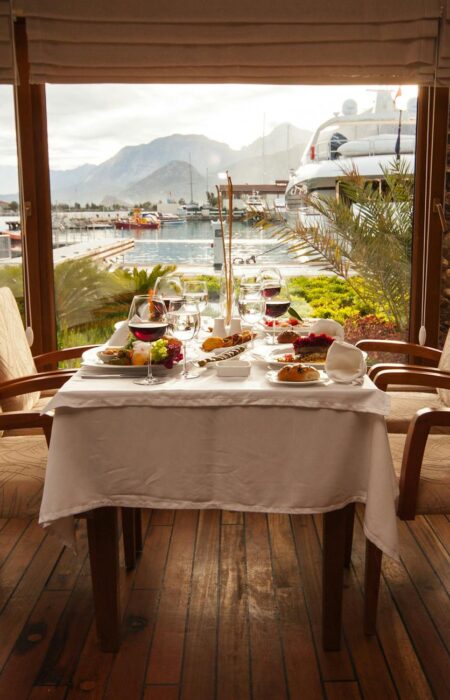 I used to wait tables at an upscale restaurant. Here are 7 subtle clues that instantly told me who had serious money